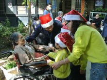 101年12月25日聖誕節-送溫暖到老人安養中心